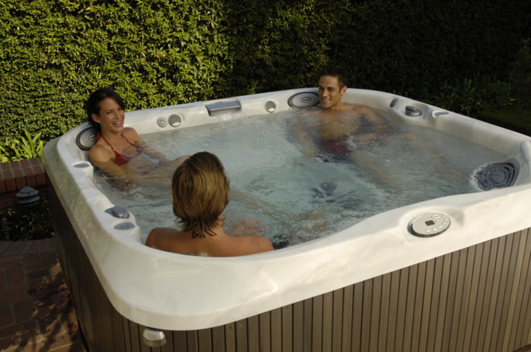 Relaks i Luksus w Domowym Spa: Wanny z Hydromasażem Jacuzzi